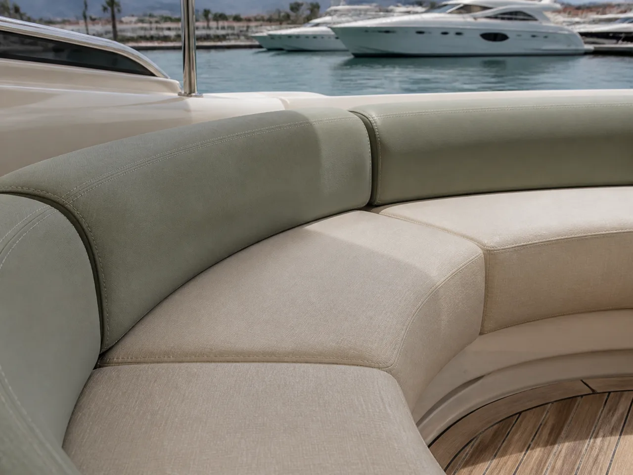 Cremefarbene Yachtpolster und Teakdeck in einem Hafen an der Costa del Sol