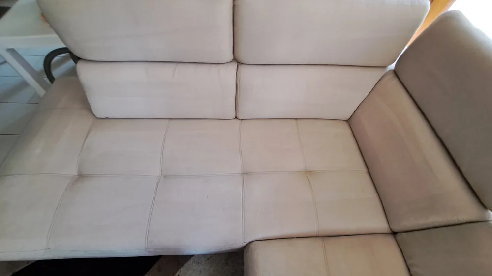 Dasselbe Sofa nach der Reinigung, die Sitzfläche wieder gleichmäßig