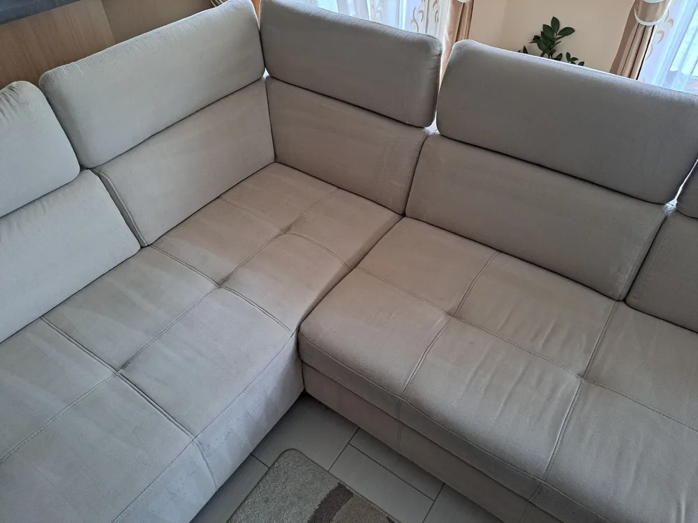 Dasselbe Ecksofa nach der Reinigung, der Bezug wieder gleichmäßig hell