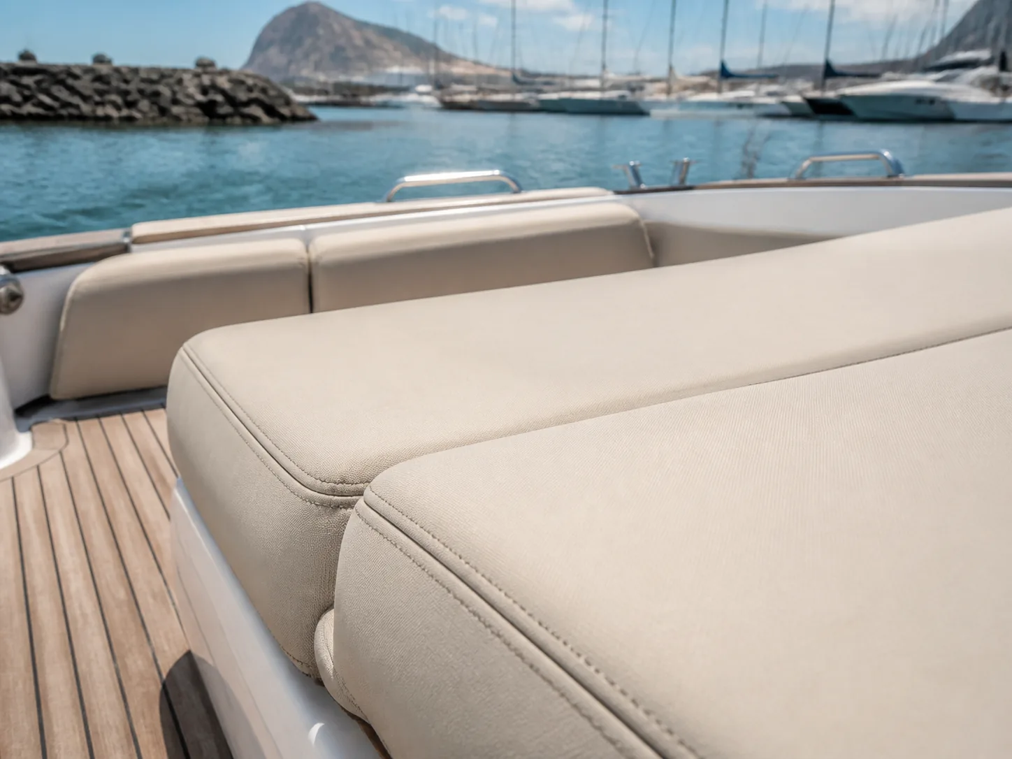 Naht- und Bezugsdetail an hellen Yacht-Cockpitpolstern