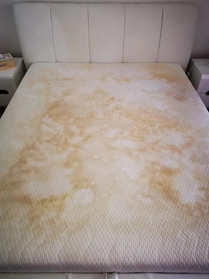 Doppelmatratze mit großflächiger gelblicher Verfärbung über die ganze Liegefläche