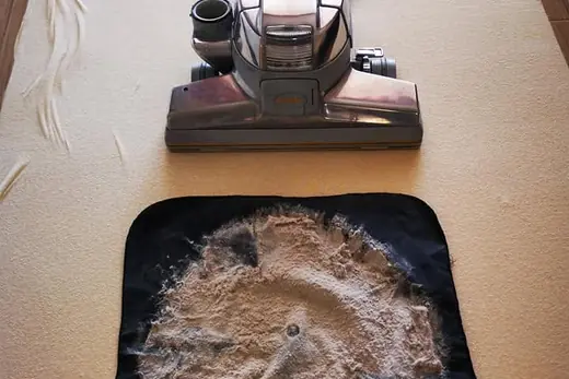Ausgesaugter Matratzenstaub auf schwarzem Tuch neben dem Saugkopf, Aufnahme 5 von 25